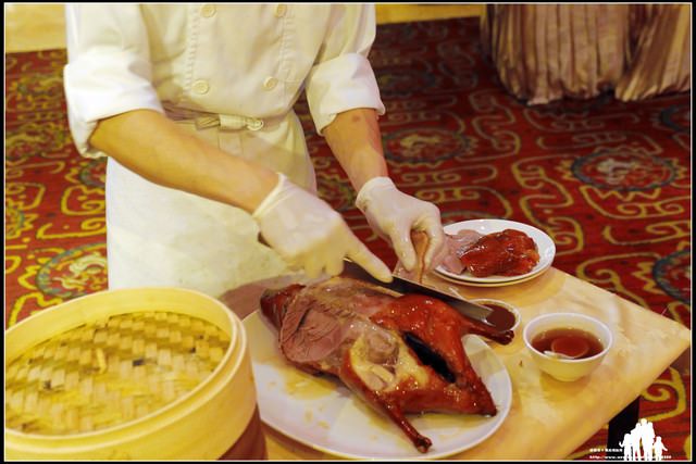 桃園 尊爵大飯店 桃苑廳 今年父親節要吃什麼呢 來個烤鴨多吃吧 灰熊爸 四千金的窩